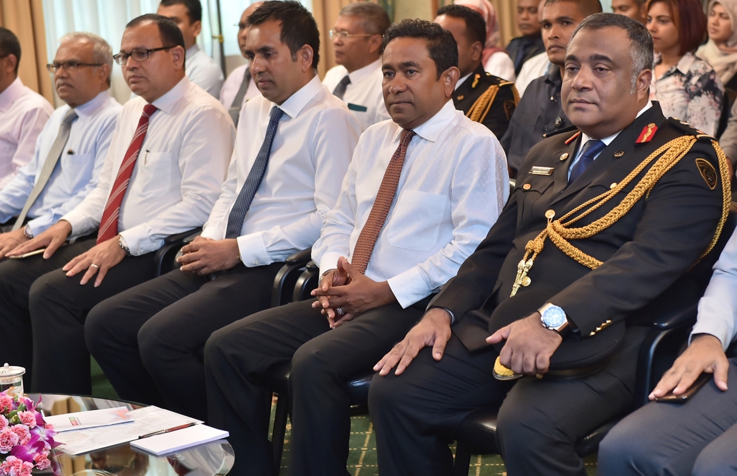 ރާއްޖޭގައި ފުރަތަމަ ފަހަރަށް ޕާސްޕޯޓު ކާޑު ތައާރަފް ކުރުމަށް ބޭއްވި ހަފުލާގައި ރައީސް ޔާމީންގެ(ކ-2) އިތުރުން އިމިގްރޭޝަންގެ ކޮންޓްރޯލަރު މުހައްމަދު އަންވަރް(ކ)، އިކޮނޮމިކް މިނިސްޓަރު މުހައްމަދު ސައީދު(ވ-3)، ޑިފެންސް މިނިސްޓަރު އާދަމް ޝަރީފް(ވ-2) އަދި ފޮރިން މިނިސްޓަރު އާސިމް އަހުމަދު(ވ) ބައިވެރިވެ ވަޑައިގަންނަވަނީ.-- ފޮޓޯ: ރައީސް އޮފީސް