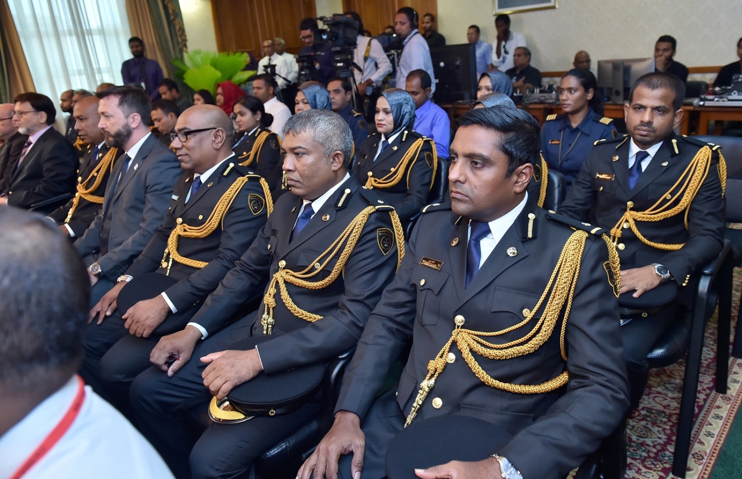 މާލެ: އޮކްޓޯބަރު 11، 2017: ރާއްޖޭގައި ފުރަތަމަ ފަހަރަށް ޕާސްޕޯޓު ކާޑު ތައާރަފް ކުރުމަށް ބޭއްވި ހަފުލާގައި އިމިގްރޭޝަންގެ އިސްވެރިން ބައިވެރިވެ ވަޑައިގަންނަވަނީ.-- ފޮޓޯ: ރައީސް އޮފީސް