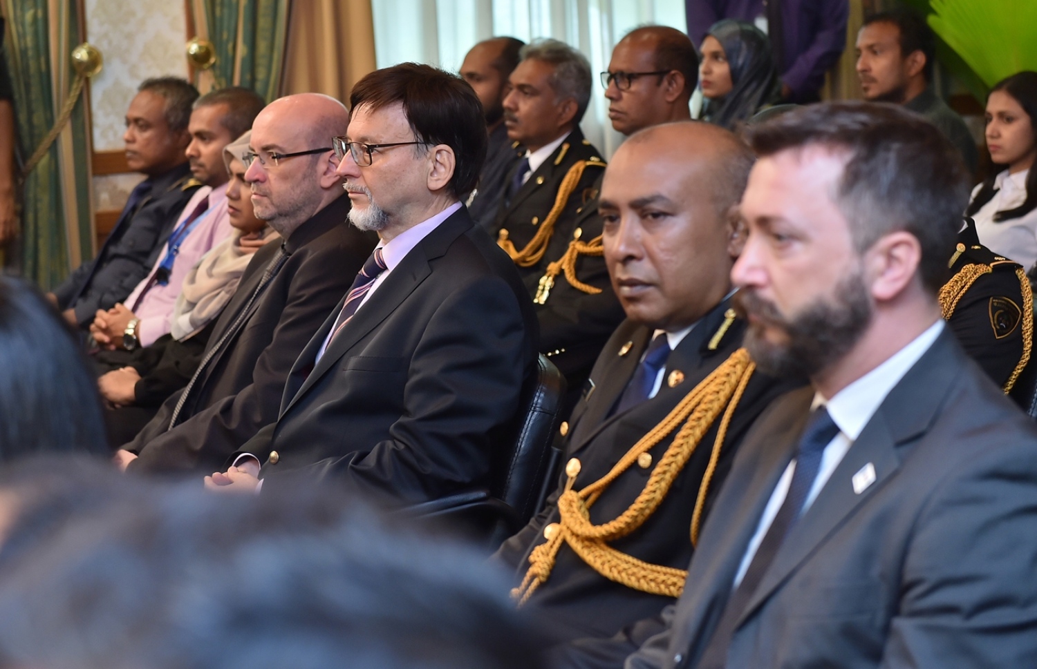 މާލެ: އޮކްޓޯބަރު 11، 2017: ރާއްޖޭގައި ފުރަތަމަ ފަހަރަށް ޕާސްޕޯޓު ކާޑު ތައާރަފް ކުރުމަށް ބޭއްވި ހަފުލާގައި އިމިގްރޭޝަންގެ އިސްވެރިންނާއި ބައެއް މުއައްސަސާގެ އިސްވެރިން ބައިވެރިވެ ވަޑައިގަންނަވަނީ.-- ފޮޓޯ: ރައީސް އޮފީސް