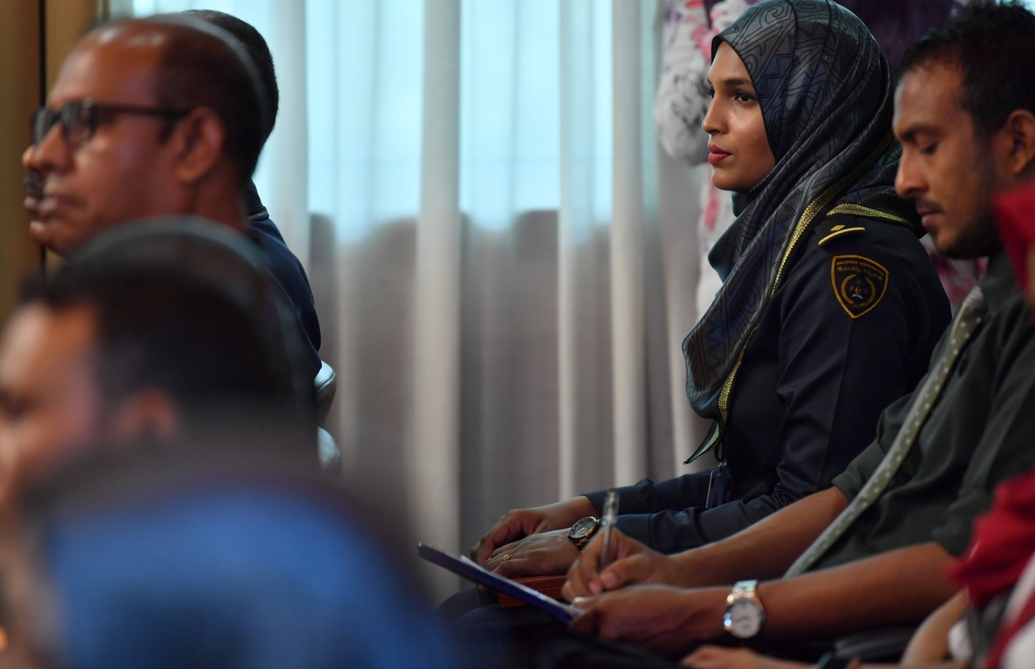 މާލެ: އޮކްޓޯބަރު 11، 2017: ރާއްޖޭގައި ފުރަތަމަ ފަހަރަށް ޕާސްޕޯޓު ކާޑު ތައާރަފް ކުރުމަށް ބޭއްވި ހަފުލާގައި އިމިގްރޭޝަންގެ އިސްވެރިންނާއި ބައެއް މުވައްޒަފުން ބައިވެރިވަނީ.-- ފޮޓޯ: ރައީސް އޮފީސް