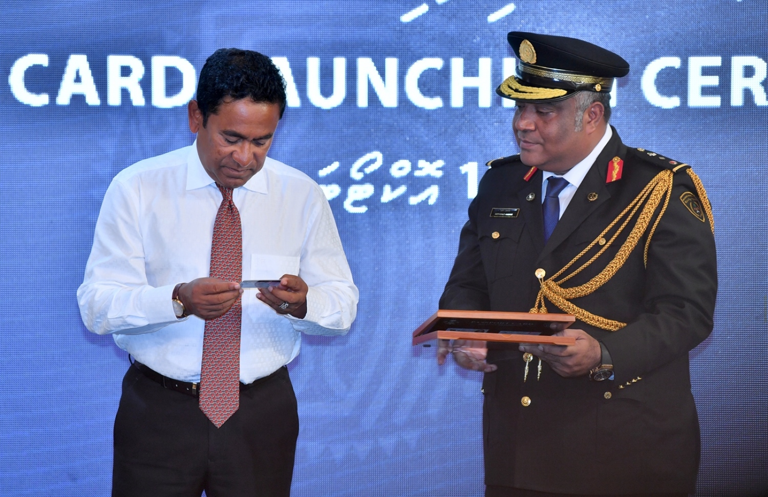 މާލެ: އޮކްޓޯބަރު 11، 2017: ރާއްޖޭގައި ފުރަތަމަ ފަހަރަށް ޕާސްޕޯޓު ކާޑު ތައާރަފް ކުރުމަށް ބޭއްވި ހަފުލާގައި ޕާސްޕޯޓް ކާޑުގެ ފުރަތަމަ ކާޑު ރައީސް ޔާމީން ބައްލަވައި ލައްވަނީ.-- ފޮޓޯ: ރައީސް އޮފީސް