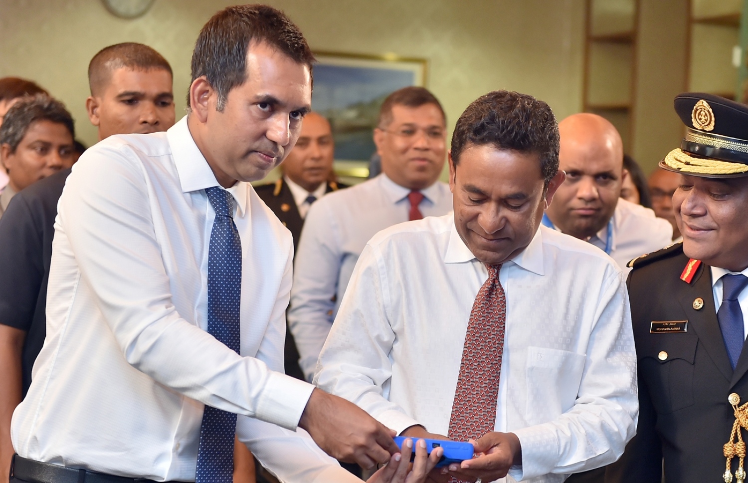 މާލެ: އޮކްޓޯބަރު 11، 2017: ރައީސް އޮފީހުގައި ބޭއްވި ހަފުލާގައި ރައީސް ޔާމީން(ކ) އަދި އިކޮނިމިކް މިނިސްޓަރު މުހައްމަދު ސައީދު(ވ) ރާއްޖޭގައި ފުރަތަމަ ފަހަރަށް ޕާސްޕޯޓު ކާޑު ތައާރަފް ކޮށްދެއްވަނީ.-- ފޮޓޯ: ރައީސް އޮފީސް