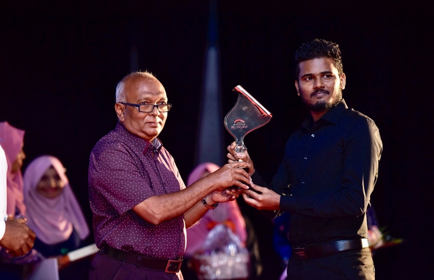 ޝަރުއީ ދާއިރާ އިން މުއިއްޒަށް އެވޯޑް ދެނީ: މިއީ މި އެވޯޑް އޭނާ ހޯދި ދެވަނަ ފަހަރު ފޮޓޯ: ނިޝާން އަލީ/ މިހާރު