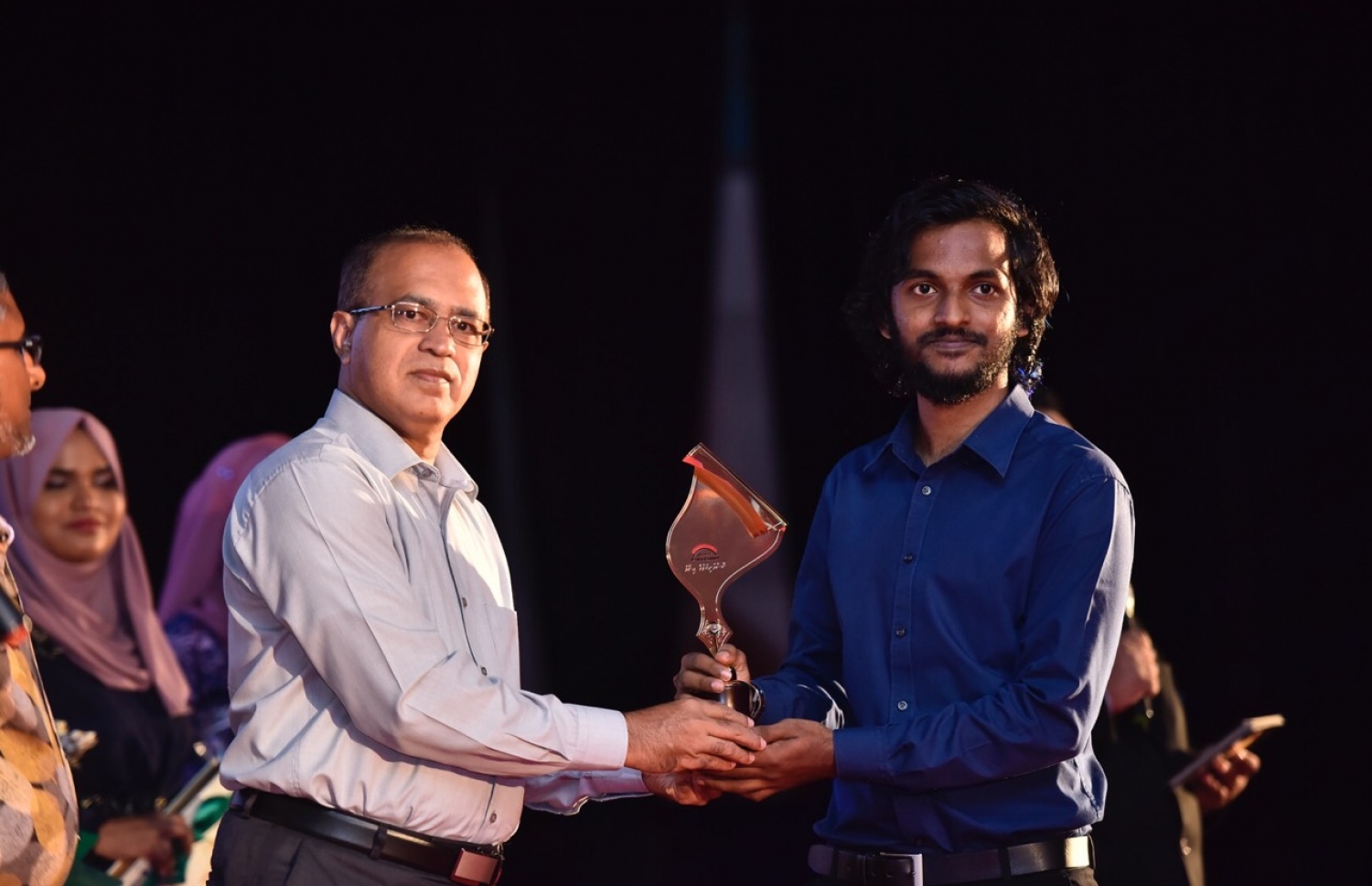 އުއްމީދީ ނޫސްވެރިޔާގެ އެވޯޑު ހޯދި އަވަސް ނޫހުގެ މޫސައަށް، އެމްއެމްސީގެ ރައީސް މުއީދު އެވޯޑު ހަވާލުކޮށްދެއްވަނީ.-- ފޮޓޯ: ނިޝާން އަލީ/ މިހާރު