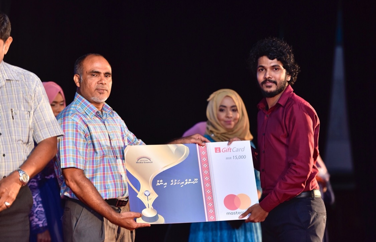 ކުޅިވަރުގެ ދައިރާއިން އައްޒާމް ޖެހިޖެހިގެން ދެ ވަނަ ފަހަރު އެވޯޑް ކާމިޔާބުކުރަނީ -- ފޮޓޯ: ނިޝާން އަލީ/ މިހާރު