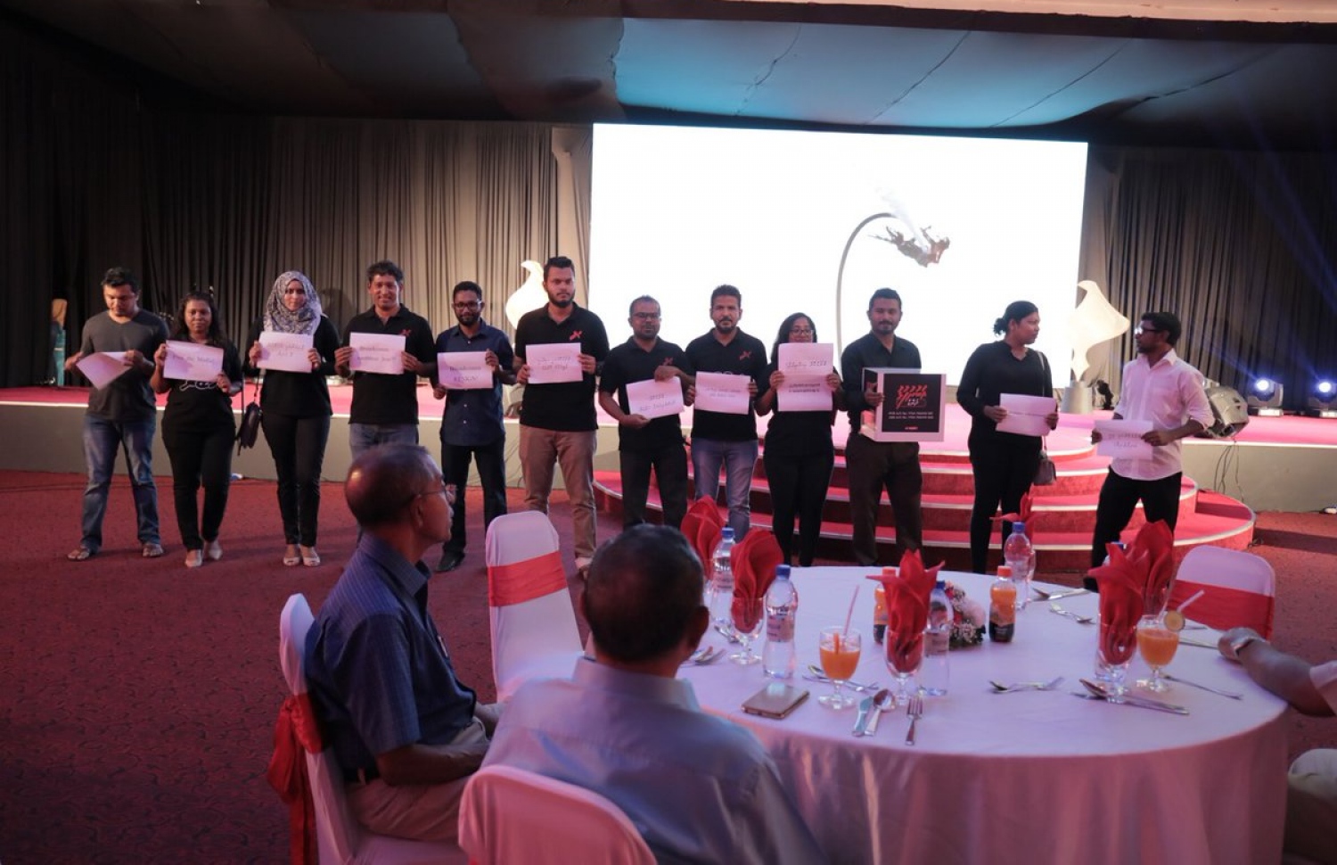 ނޫސްވެރިކަމުގެ އެވޯޑު ހަފުލާގައި ރާއްޖެ ޓީވީގެ ނޫސްވެރިން އިހްތިޖާޖްކުރަނީ. --ފޮޓޯ/ރާއްޖެ ޓީވީ