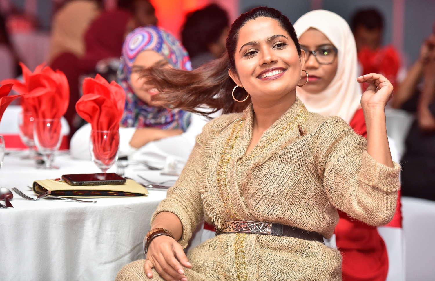 މާލެ: އޮކްޓޯބަރު 11، 2017: ވީޑިއޯ ޖާނަލިސްޓުގެ އެވޯޑް ލިބުނު "ވީމީޑިއާ"ގެ ނޫސްވެރިޔާ އަނާ.-- ފޮޓޯ: ނިޝާން އަލީ/ މިހާރު