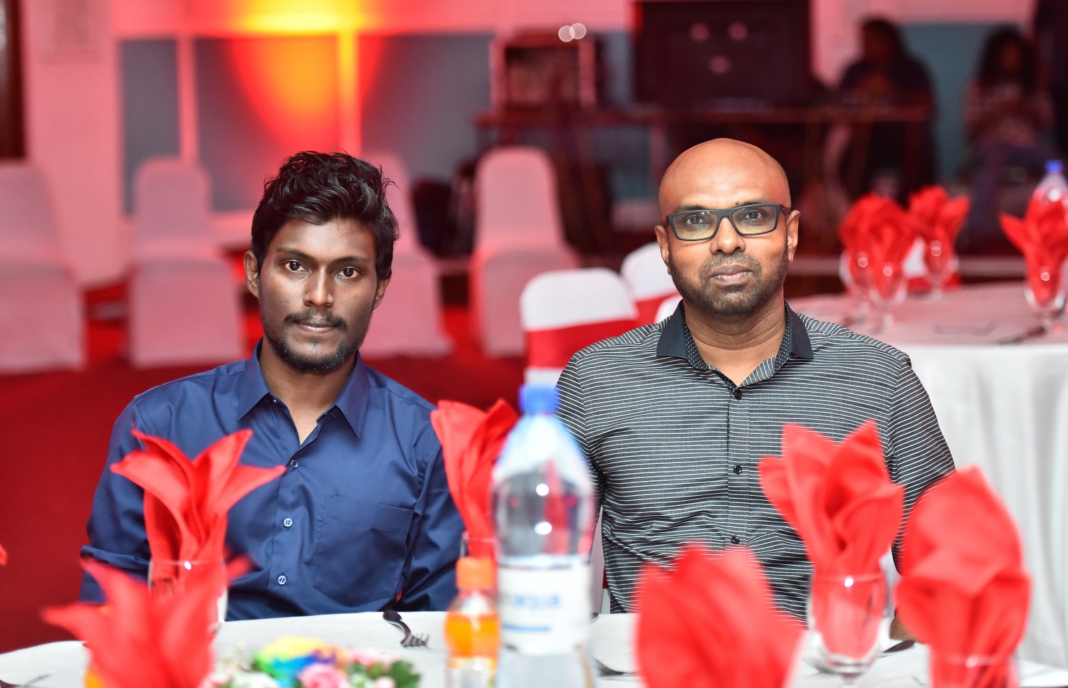 މާލެ: އޮކްޓޯބަރު 11، 2017: ނޫސްވެރިކަމުގެ އެވޯޑު ދިނުމުގެ ހަފުލާގައި "މިހާރު" ނޫހުގެ ދެ ނޫސްވެރިއަކު ބައިވެރިވަނީ.-- ފޮޓޯ: ނިޝާން އަލީ/ މިހާރު