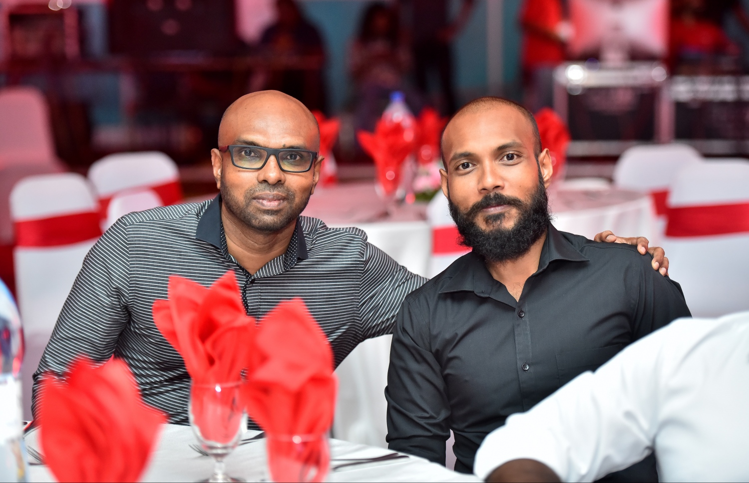 މާލެ: އޮކްޓޯބަރު 11، 2017: ނޫސްވެރިކަމުގެ އެވޯޑު ދިނުމުގެ ހަފުލާގައި ބައެއް ނޫސްވެރިން ބައިވެރިވަނީ.-- ފޮޓޯ: ނިޝާން އަލީ/ މިހާރު