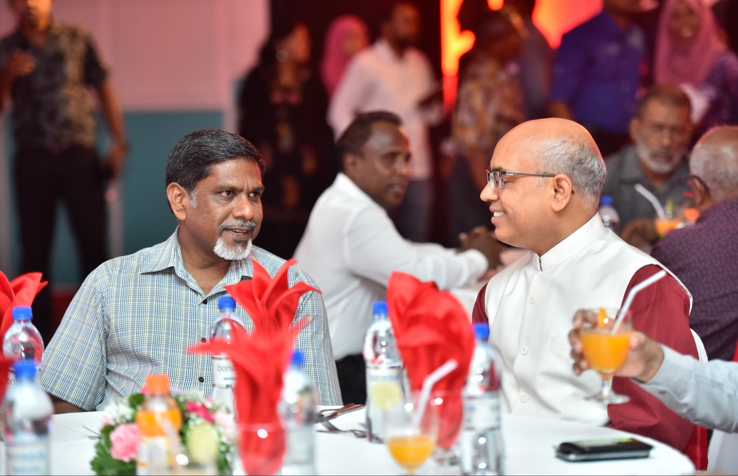 މާލެ: އޮކްޓޯބަރު 11، 2017: ނޫސްވެރިކަމުގެ އެވޯޑު ދިނުމުގެ ހަފުލާގައި އިންޑިއަން ހައި ކޮމިޝަނަރު އަކިލޭޝް މިޝްރާ(ކ) ބައިވެރިވެ ވަޑައިގަންނަވަނީ.-- ފޮޓޯ: ނިޝާން އަލީ/ މިހާރު