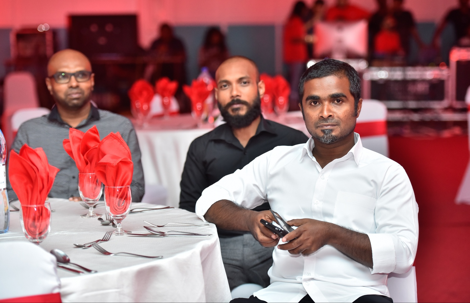 މާލެ: އޮކްޓޯބަރު 11، 2017: ނޫސްވެރިކަމުގެ އެވޯޑު ދިނުމުގެ ހަފުލާގައި ބައެއް ނޫސްވެރިން ބައިވެރިވަނީ.-- ފޮޓޯ: ނިޝާން އަލީ/ މިހާރު