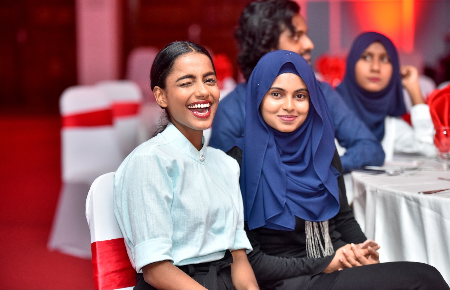 މާލެ: އޮކްޓޯބަރު 11، 2017: ނޫސްވެރިކަމުގެ އެވޯޑު ދިނުމުގެ ހަފުލާގައި "އަވަސް"ގެ ދެ ނޫސްވެރިއަކު ބައިވެރިވަނީ.-- ފޮޓޯ: ނިޝާން އަލީ/ މިހާރު