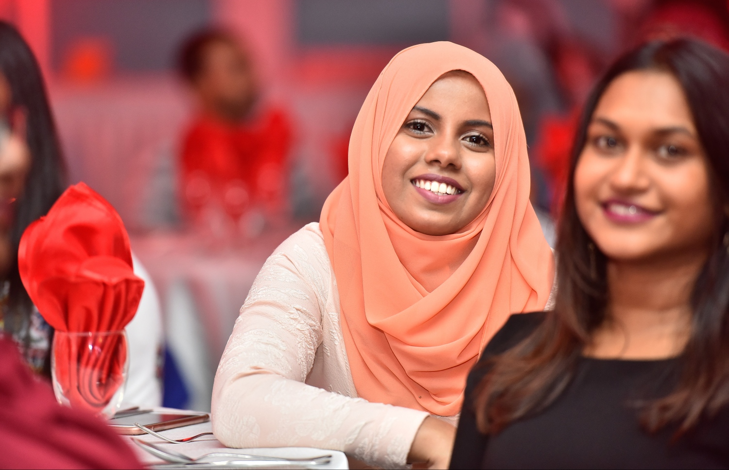 މާލެ: އޮކްޓޯބަރު 11، 2017: ނޫސްވެރިކަމުގެ އެވޯޑު ދިނުމުގެ ހަފުލާގައި "މިހާރު" ނޫހުގެ އިގިރޭސި ސެކްޝަންގެ ނޫސްވެރިޔާ އައިމިނަތު ފަރަހު(ކ) އަދި "ދޯ" މެގަޒިންގެ ލިޔުންތެރިޔާ އައިޝަތު މިހުނާ ނާސިހް(ވ) ބައިވެރިވަނީ.-- ފޮޓޯ: ނިޝާން އަލީ/ މިހާރު