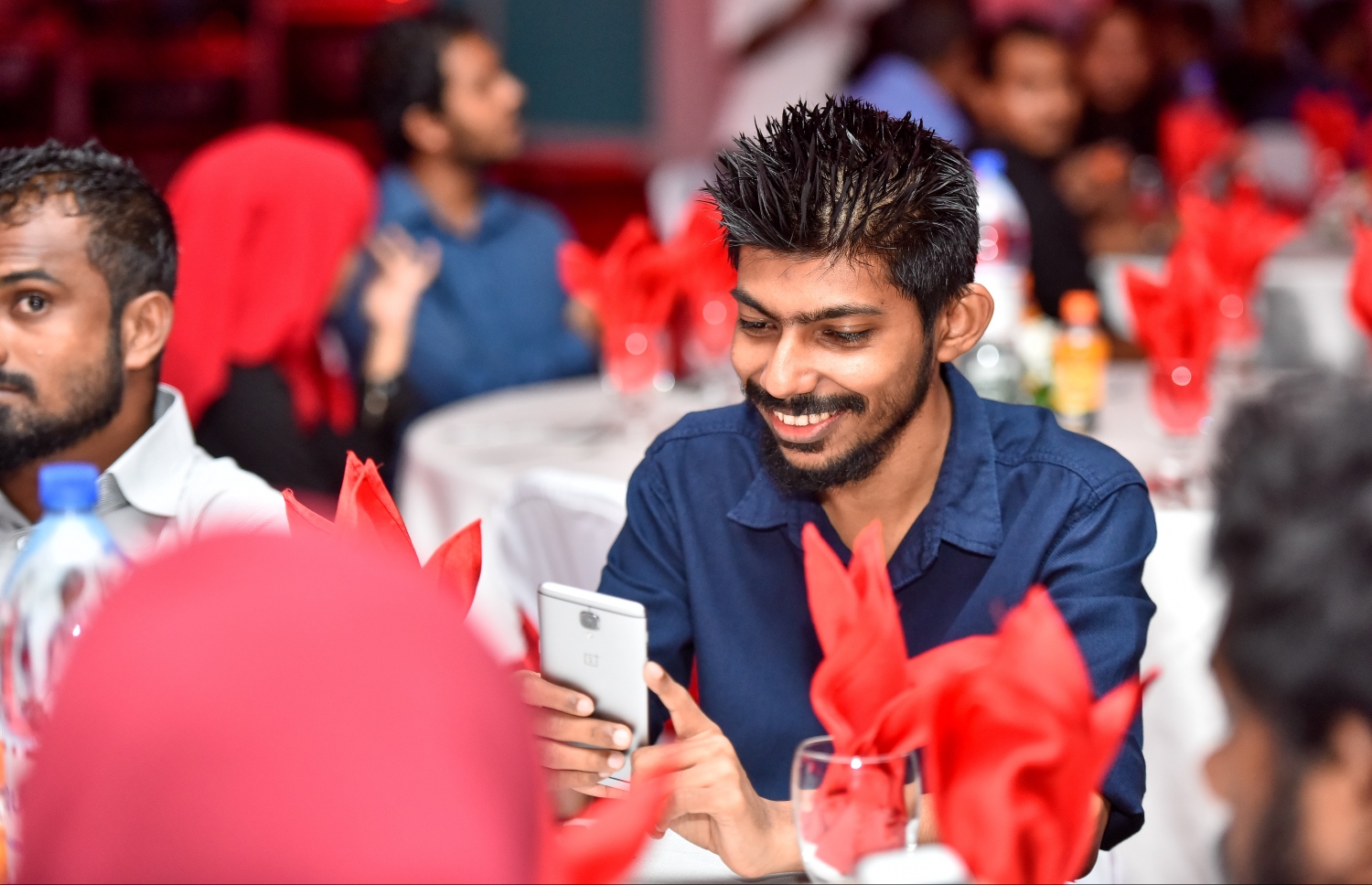 މާލެ: އޮކްޓޯބަރު 11، 2017: ނޫސްވެރިކަމުގެ އެވޯޑު ދިނުމުގެ ހަފުލާގައި ބައެއް ނޫސްވެރިން ބައިވެރިވަނީ.-- ފޮޓޯ: ނިޝާން އަލީ/ މިހާރު