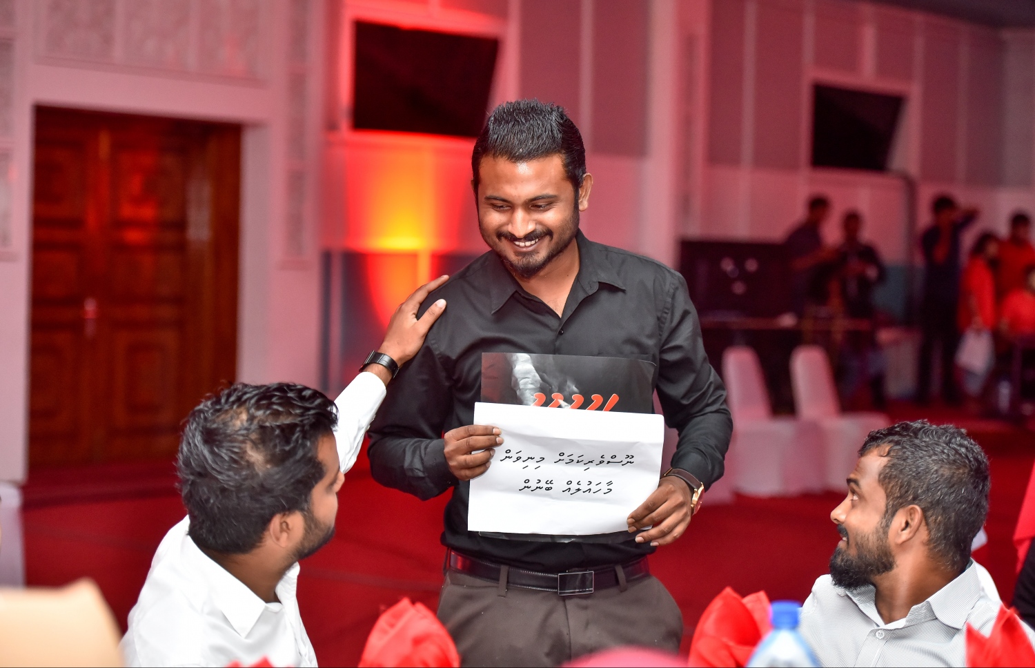 މާލެ: އޮކްޓޯބަރު 11، 2017: ނޫސްވެރިކަމުގެ އެވޯޑު ދިނުމުގެ ހަފުލާގައި ބައެއް ނޫސްވެރިން ބައިވެރިވަނީ.-- ފޮޓޯ: ނިޝާން އަލީ/ މިހާރު