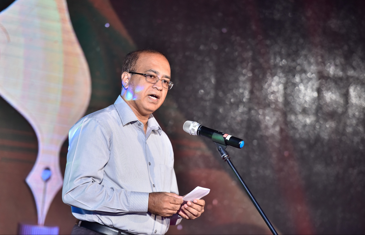 މާލެ: އޮކްޓޯބަރު 11، 2017: ނޫސްވެރިކަމުގެ އެވޯޑު ދިނުމުގެ ހަފުލާގައި މީޑިއާ ކައުންސިލްގެ ރައީސް އަބްދުލް މުއީދު ވާހަކަ ދައްކަވަނީ-- ފޮޓޯ: ނިޝާން އަލީ/ މިހާރު