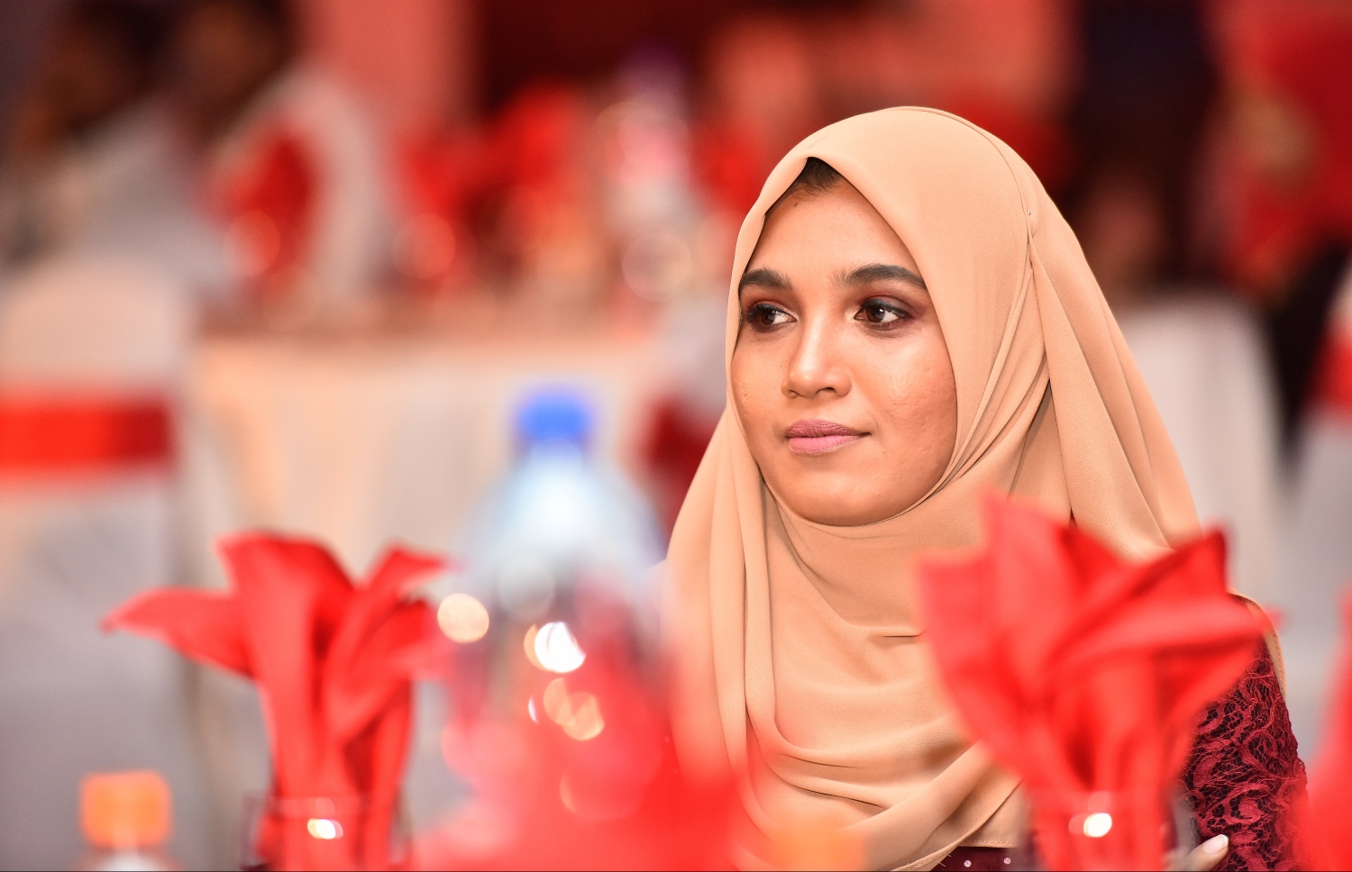 މާލެ: އޮކްޓޯބަރު 11، 2017: ނޫސްވެރިކަމުގެ އެވޯޑު ދިނުމުގެ ހަފުލާގައި "މިހާރު" ނޫހުގެ އެސިސްޓެންޓް އެޑިޓަރު ފަޒީނާ އަހުމަދު.-- ފޮޓޯ: ނިޝާން އަލީ/ މިހާރު