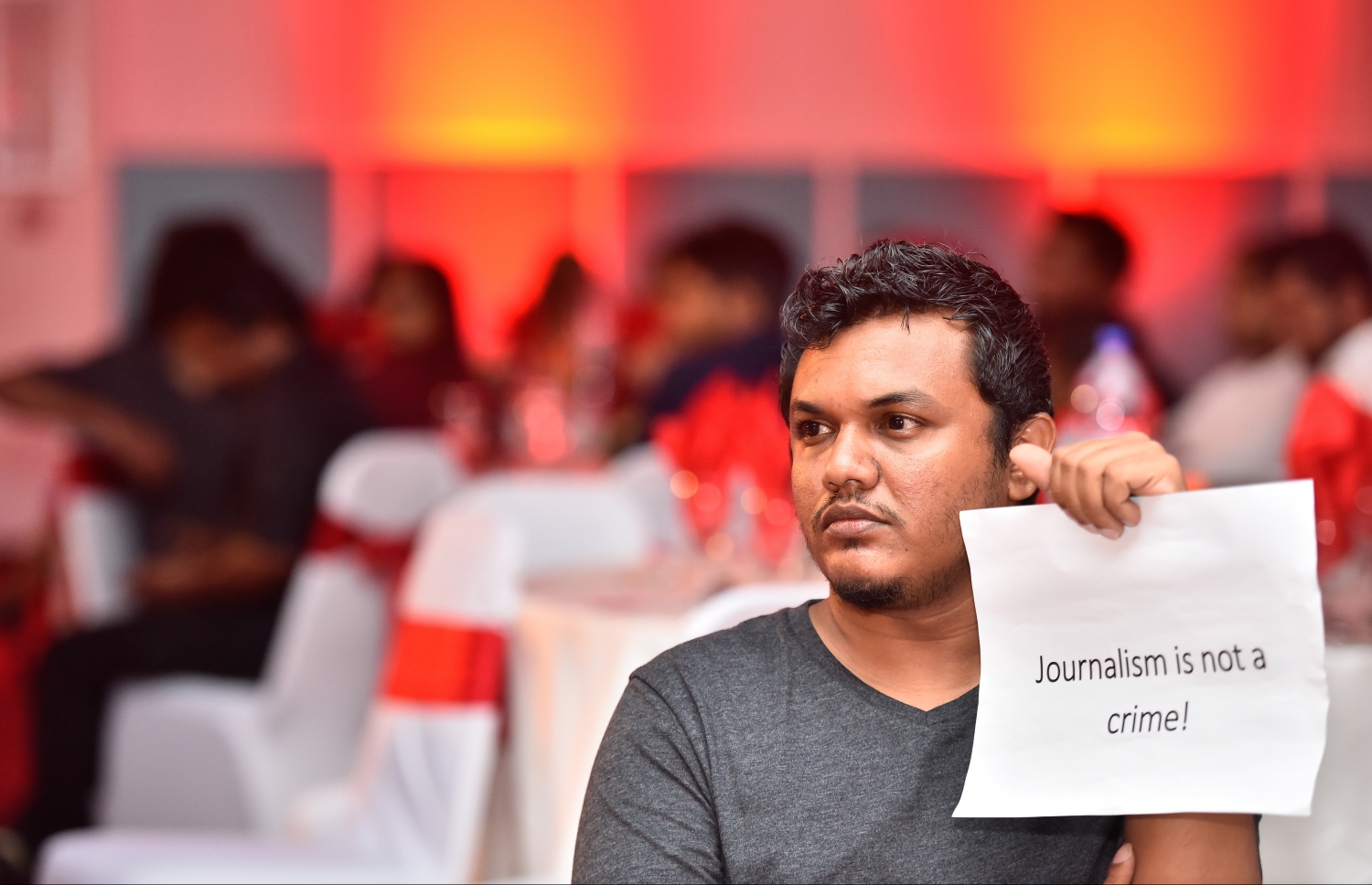 މާލެ: އޮކްޓޯބަރު 11، 2017: ނޫސްވެރިކަމުގެ އެވޯޑު ދިނުމުގެ ހަފުލާގައި ރާއްޖެ ޓީވީގެ ނޫސްވެރިއަކު ބްރޯޑްކާސްޓިން ކޮމިޝަން (ބްރޯޑްކޮމް)އާ ދެކޮޅަށް ޝުއޫރު ފާޅުކުރަނީ.-- ފޮޓޯ: ނިޝާން އަލީ/ މިހާރު