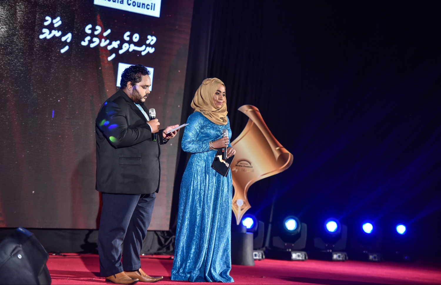 މާލެ: އޮކްޓޯބަރު 11، 2017: ނޫސްވެރިކަމުގެ އެވޯޑު ދިނުމުގެ ހަފުލާ ހޯސްޓު ކުރި ޕީއެސްއެމްގެ ނޫސްވެރިޔާ ސައުދާ ސަލީމް އާއި ވީމީޑިއާގެ އަހުމަދު ހަމީދު.-- ފޮޓޯ: ނިޝާން އަލީ/ މިހާރު