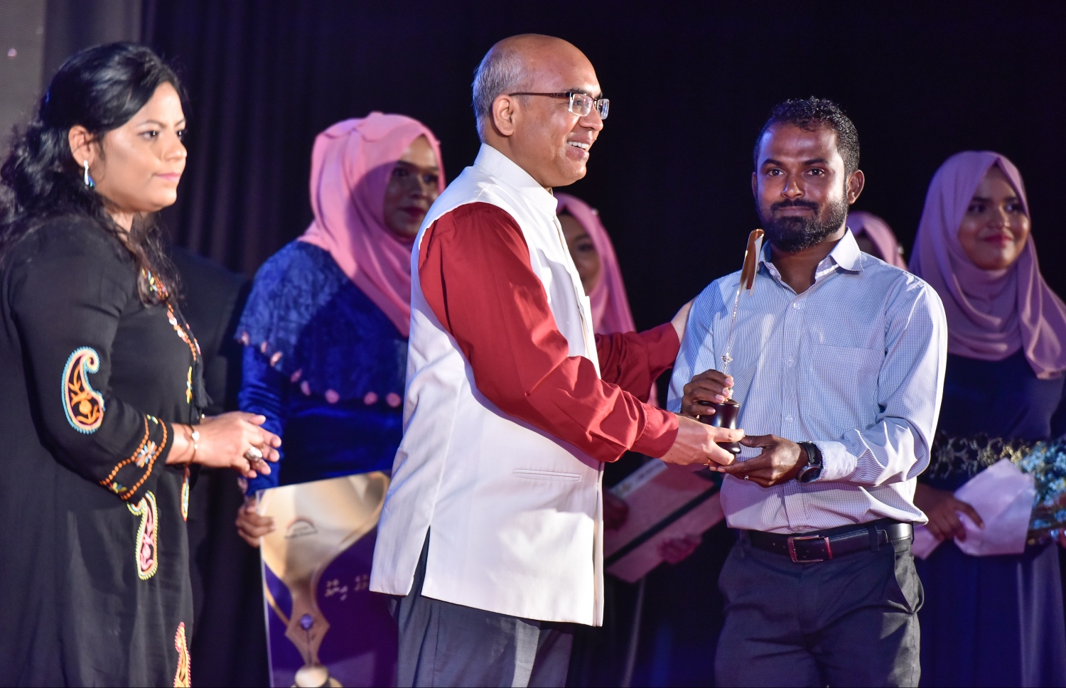 މާލެ: އޮކްޓޯބަރު 11، 2017: އެންމެ މޮޅު ފޮޓޯގްރަފަރުގެ އެވޯޑް ލިބުނު "ސަން"ގެ ނޫސްވެރިޔާ ފަޔާޒު މޫސާ އެވޯޑާއި ހަވާލުވަނީ.-- ފޮޓޯ: ނިޝާން އަލީ/ މިހާރު