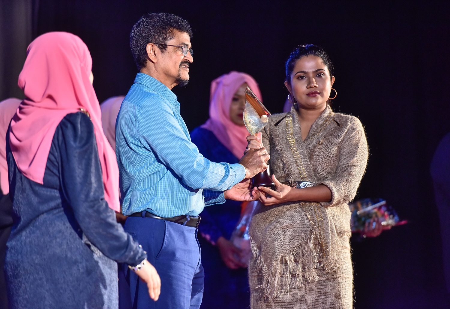 މާލެ: އޮކްޓޯބަރު 11، 2017: ވީޑިއޯ ޖާނަލިސްޓުގެ އެވޯޑް ލިބުނު "ވީމީޑިއާ"ގެ ނޫސްވެރިޔާ އަނާ އެވޯޑާއި ހަވާލުވަނީ.-- ފޮޓޯ: ނިޝާން އަލީ/ މިހާރު