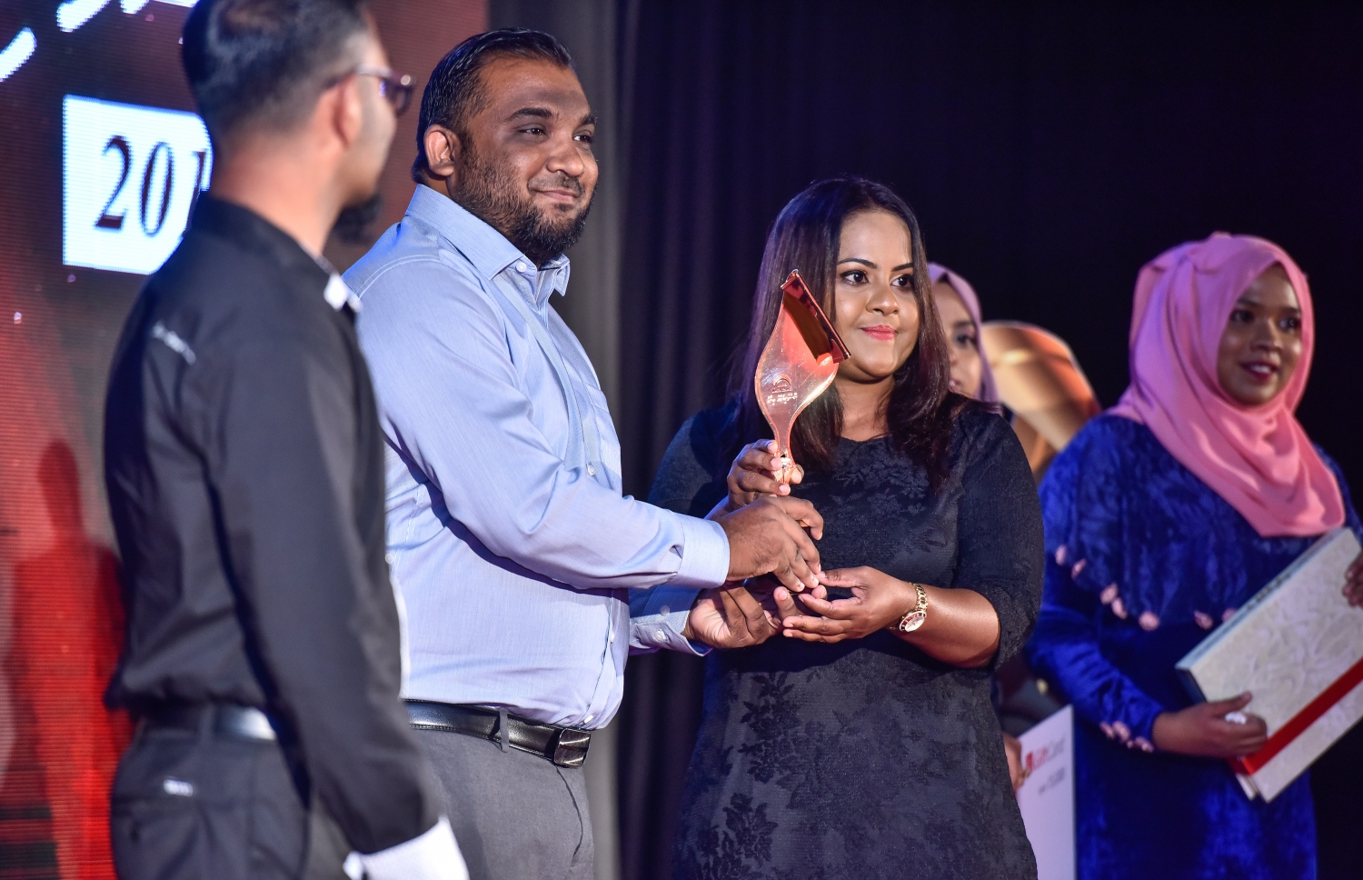 މިވަގުތު އާސިއަތު ދިިރިއުޅެނީ ކެނެޑާގައި ކަމަށް ވާތީ އޭނާގެ ދައްތަ އައިމިނަތު މުހައްމަދު ސައީދު އެވޯޑާ ހަވާލުވަނީ