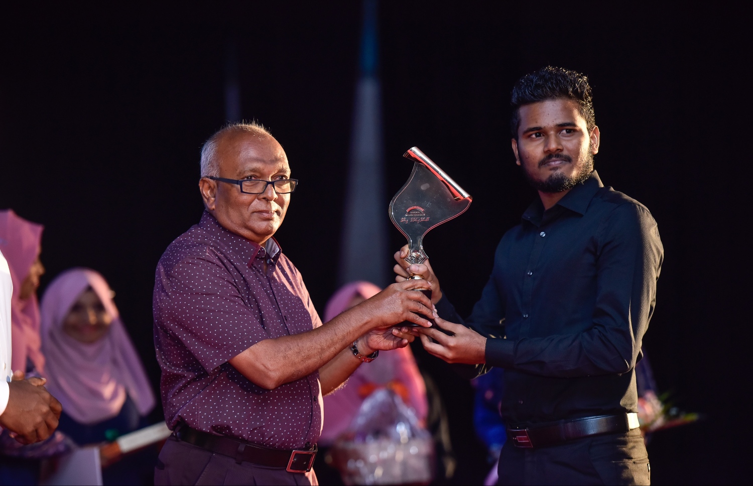 މާލެ: އޮކްޓޯބަރު 11، 2017: ޝަރުއީ ދާއިރާއިން އެވޯޑް ލިބުނު "މިހާރު" ނޫހުގެ ނޫސްވެރިޔާ މުއިއްޒު އެވޯޑާއި ހަވާލުވަނީ.-- ފޮޓޯ: ނިޝާން އަލީ/ މިހާރު