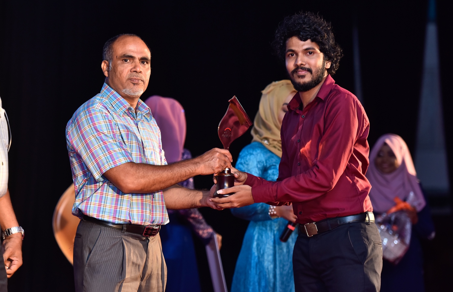 މާލެ: އޮކްޓޯބަރު 11، 2017: ކުޅިވަރުގެ ދާއިރާއިން އެވޯޑް ލިބުނު "މިހާރު" ނޫހުގެ ނޫސްވެރިޔާ އައްޒާމު އެވޯޑާއި ހަވާލުވަނީ.-- ފޮޓޯ: ނިޝާން އަލީ/ މިހާރު