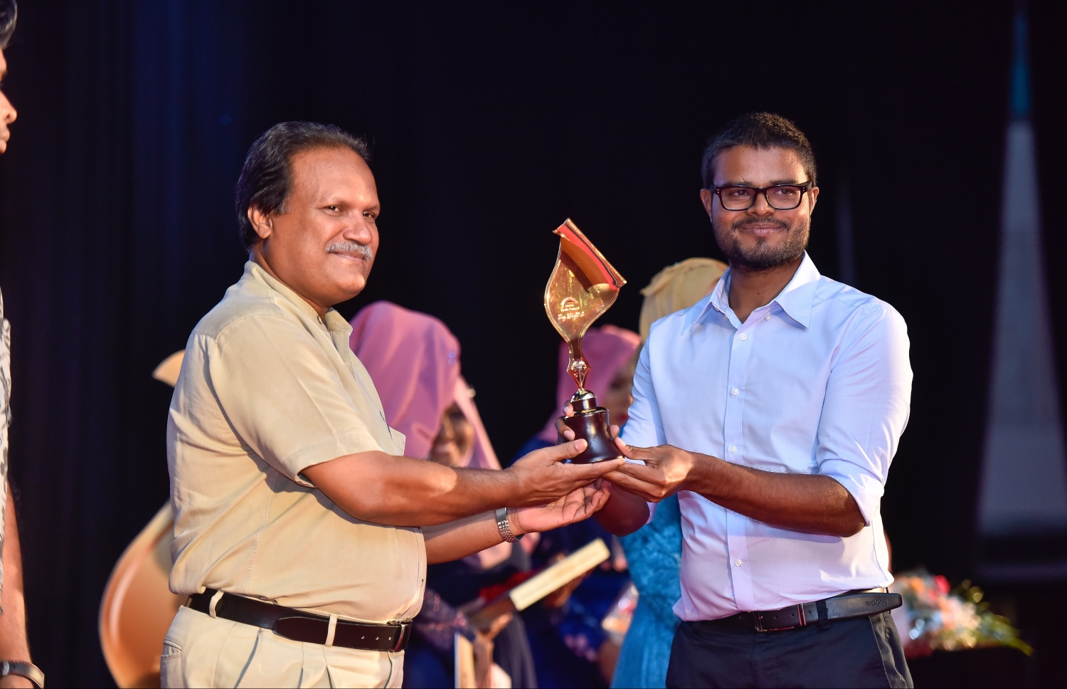 ސިޔާސީ ދާއިރާ އިން ނާޒިފު އެވޯޑް ލިބިގަންނަނީ