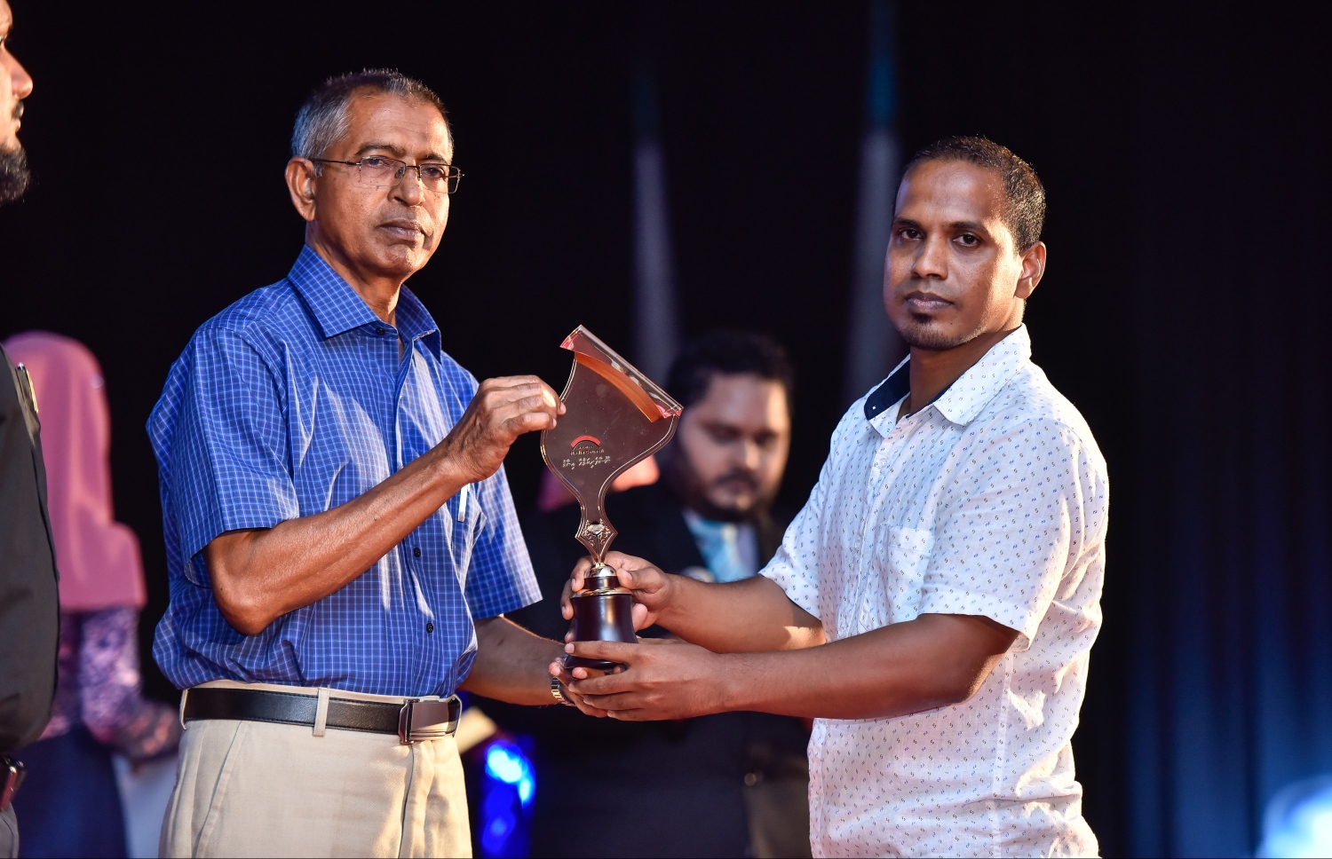 މާލެ: އޮކްޓޯބަރު 11، 2017: ފީޗާ ލިއުމުގެ ބައިން އެވޯޑު ލިބުނު "މިހާރު"ގެ ނޫސްވެރިޔާ ނިއުމަތު(ވ) އެވޯޑާ ހަވާލުވަނީ.-- ފޮޓޯ: ނިޝާން އަލީ/ މިހާރު