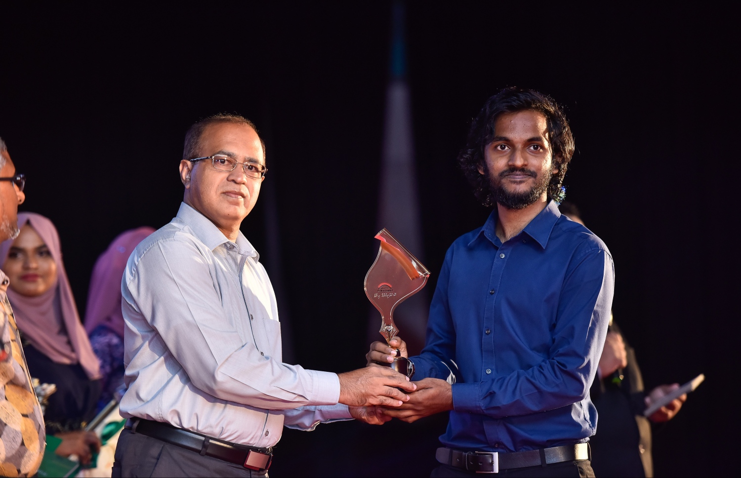 މާލެ: އޮކްޓޯބަރު 11، 2017: ނޫސްވެރިކަމުގެ އުއްމީދީ ނޫސްވެރިޔާގެ އެވޯޑު ލިބުނު "އަވަސް"ގެ ނޫސްވެރިޔާ މޫސާ ރަޝީދު(ކ) އެވޯޑާ ހަވާލުވަނީ -- ފޮޓޯ: ނިޝާން އަލީ/ މިހާރު