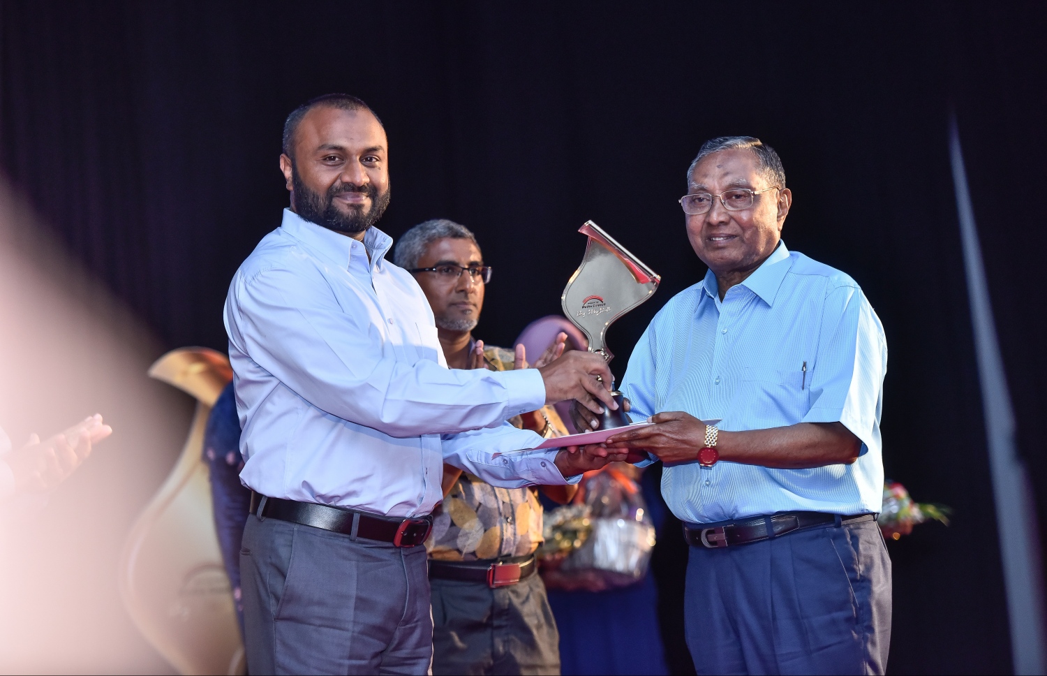 މާލެ: އޮކްޓޯބަރު 11، 2017: ނޫސްވެރިކަމުގެ ލައިފްޓައިމް އެޗީވްމަންޓް އެވޯޑު ލިބިވަޑައިގެންނެވި އައްބާސް އިބްރާހީމަށް، އިސްލާމިކް ޔުނިވާސިޓީގެ ޗާންސެލާ މުހަންމަދު ޝަހީމް އަލީ ސައީދު އެވޯޑު ހަވާލުކޮށްދެއްވަނީ -- ފޮޓޯ: ނިޝާން އަލީ/ މިހާރު