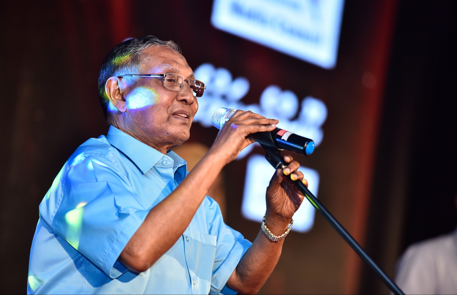 މާލެ: އޮކްޓޯބަރު 11، 2017: ނޫސްވެރިކަމުގެ ލައިފްޓައިމް އެޗީވްމަންޓް އެވޯޑު ލިބިވަޑައިގެންނެވި އައްބާސް އިބްރާހިމް ވާހަކަ ދައްކަވަނީ.-- ފޮޓޯ: ނިޝާން އަލީ/ މިހާރު