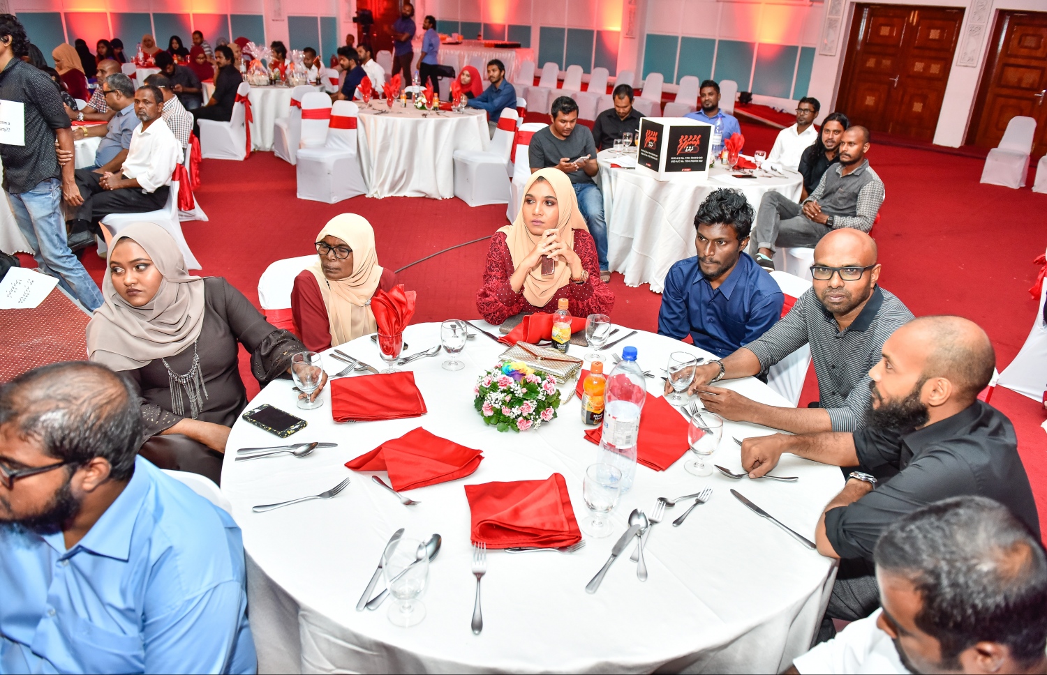 މާލެ: އޮކްޓޯބަރު 11، 2017: ނޫސްވެރިކަމުގެ އެވޯޑު ހަފުލާގައި ބައެއް ނޫސްވެރިން ބައިވެރިވަނީ.-- ފޮޓޯ: ނިޝާން އަލީ/ މިހާރު