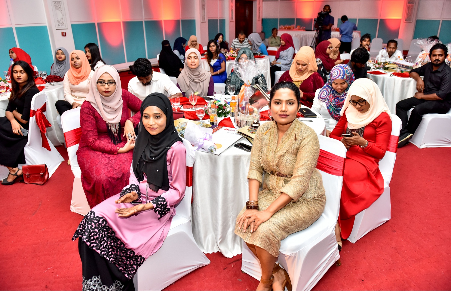 މާލެ: އޮކްޓޯބަރު 11، 2017: ނޫސްވެރިކަމުގެ އެވޯޑު ހަފުލާގައި ބައެއް ނޫސްވެރިން ބައިވެރިވަނީ.-- ފޮޓޯ: ނިޝާން އަލީ/ މިހާރު