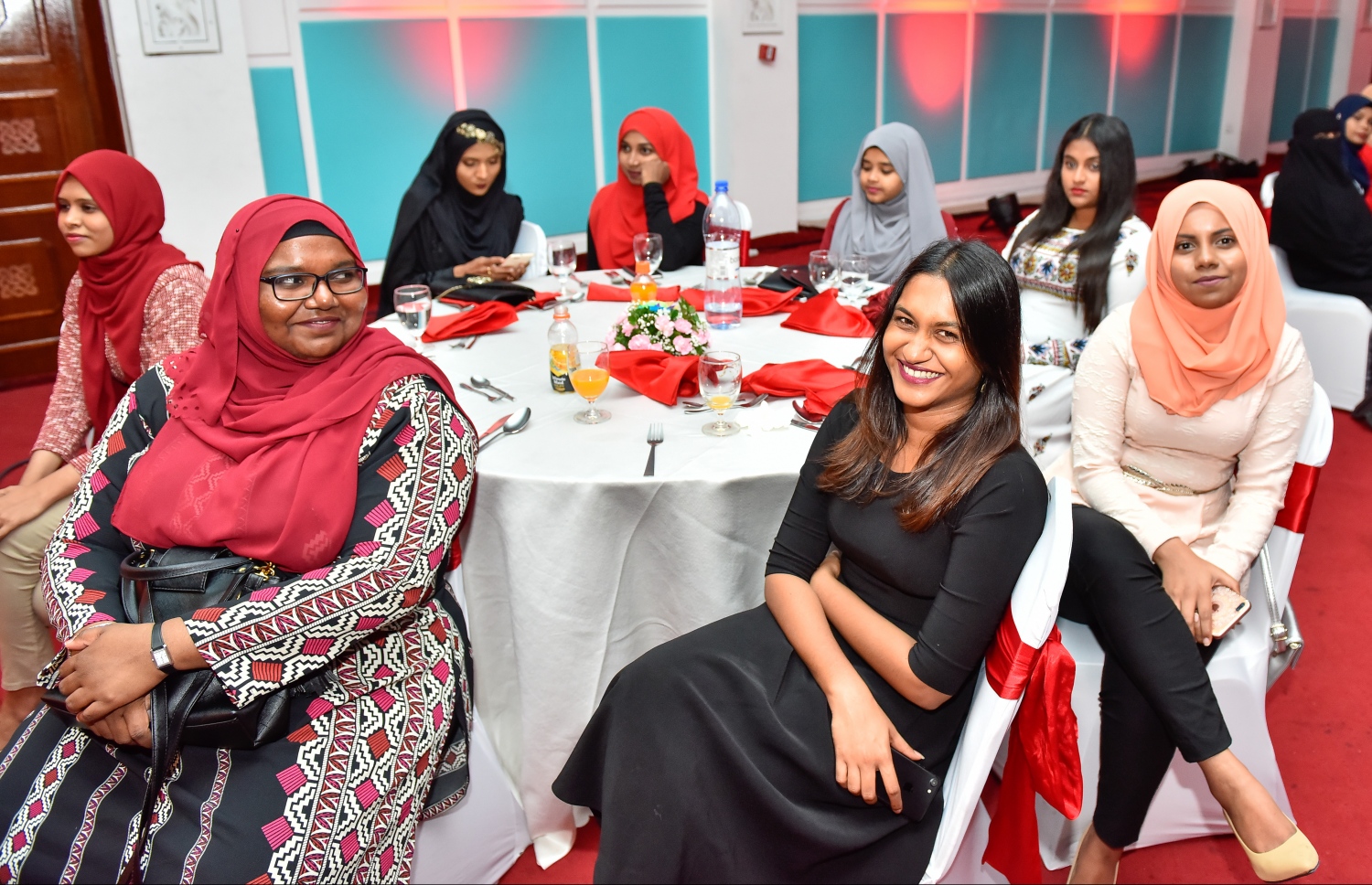 މާލެ: އޮކްޓޯބަރު 11، 2017: ނޫސްވެރިކަމުގެ އެވޯޑް ހަފުލާގއި "މިހާރު" ނޫހުގެ ބައެއް ނޫސްވެރިން ބައިވެރިވަނީ.-- ފޮޓޯ: ނިޝާން އަލީ/ މިހާރު