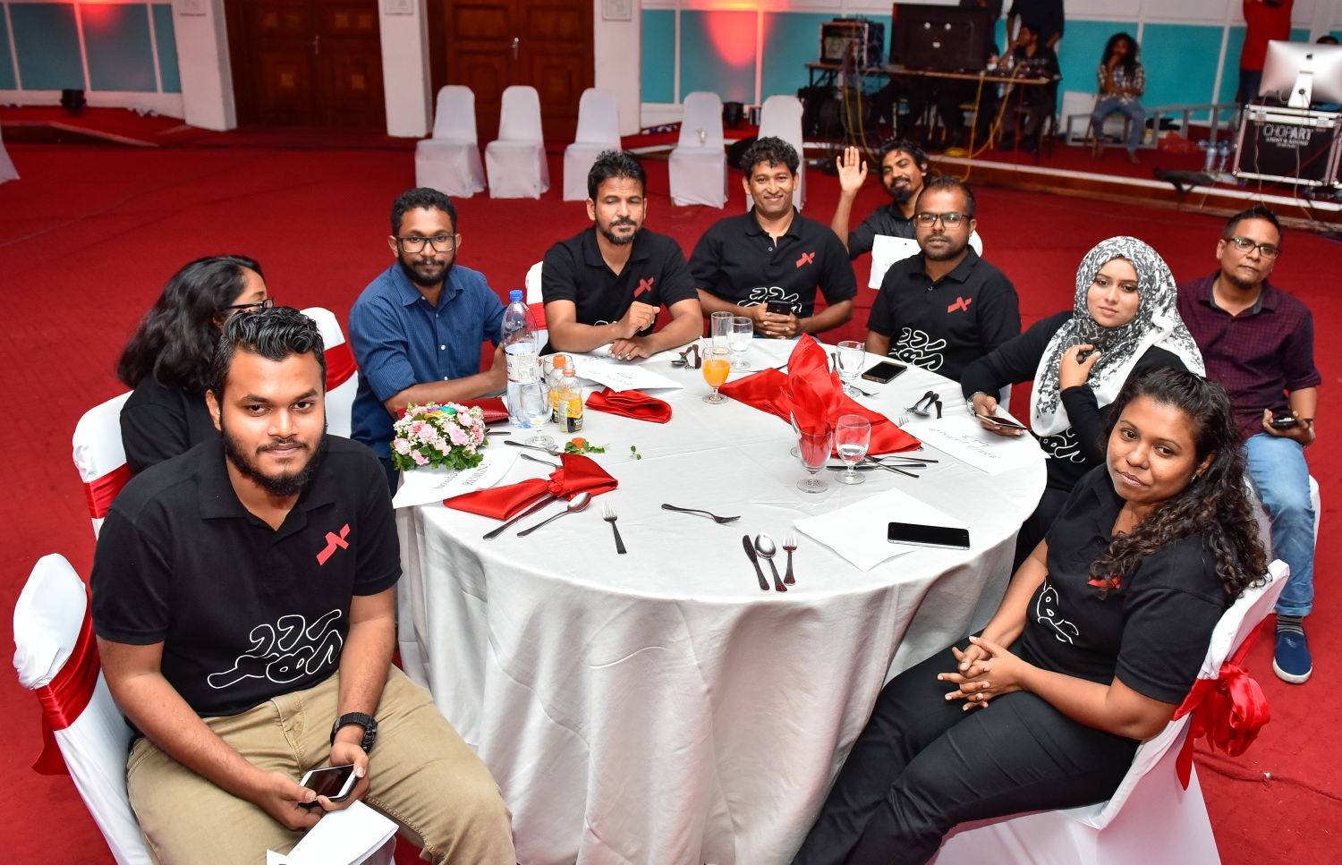 މާލެ: އޮކްޓޯބަރު 11، 2017: ނޫސްވެރިކަމުގެ އެވޯޑު ހަފުލާގައި ރާއްޖެ ޓީވީގެ ނޫސްވެރިންތަކެއް ބައިވެރިވަނީ.-- ފޮޓޯ: ނިޝާން އަލީ/ މިހާރު