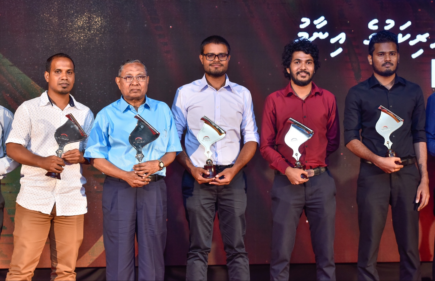 މާލެ: އޮކްޓޯބަރު 11، 2017: ޝަރުއީ ދާއިރާއިން އެވޯޑު ހޯދި މުއިއްޒު(ކ)، ކުޅިވަރު ދާއިރާއިން އެވޯޑް ހޯދި އައްޒާމު(ކ-2)، ސިޔާސީ ދާއިރާއިން އެވޯޑް ހޯދި ނާފިޒް(މ)، ފީޗާ ރިޕޯޓުން އެވޯޑް ލިބުނު ނިއުމަތު(ވ) އައްބާސް(ވ-2) އާއެކު ފޮޓޯއަކަށް ހުއްޓިގެން.-- ފޮޓޯ: ނިޝާން އަލީ/ މިހާރު