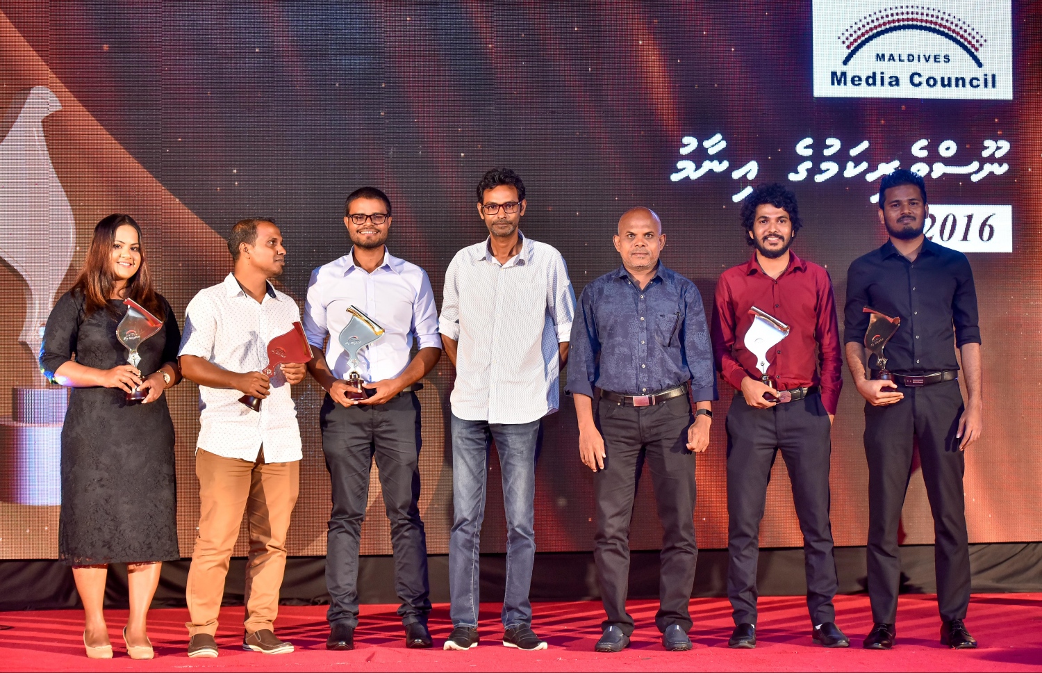 މާލެ: އޮކްޓޯބަރު 11، 2017: "މިހާރު" ނޫހުގެ މޫސާ ލަތީފް(ކ-3) އަދި މެނޭޖިން އެޑިޓަރު އިސްމައިލް ނަސީރު(ވ-4) "މިހާރު"ން އެވޯޑް ލިބުނު ނޫސްވެރިންނާއެކު.-- ފޮޓޯ: ނިޝާން އަލީ/ މިހާރު