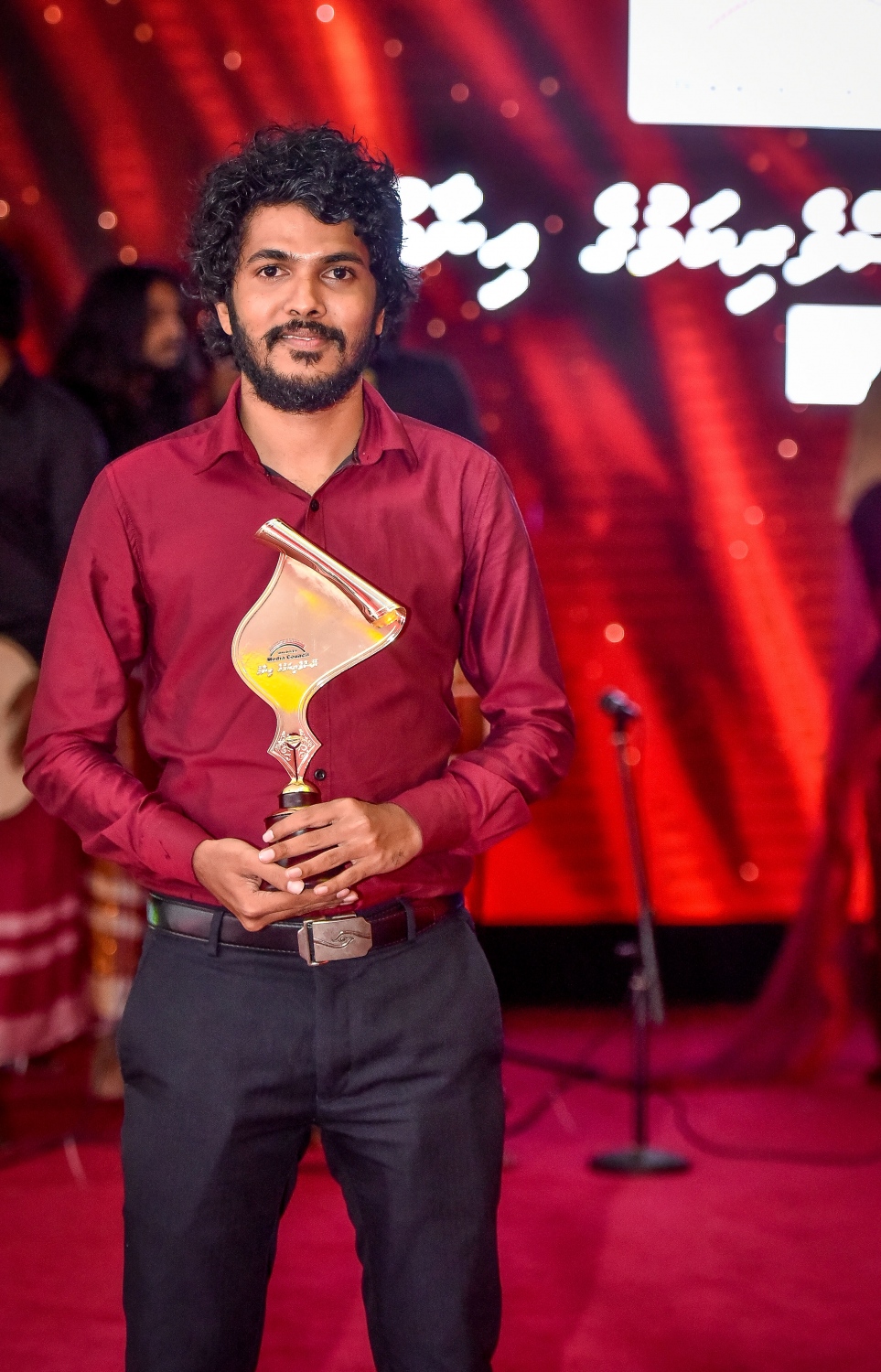 މާލެ: އޮކްޓޯބަރު 11، 2017: ކުޅިވަރުގެ ދައިރާއިން އެވޯޑު ހޯދި "މިހާރު" ނޫހުގެ އައްޒާމް އެވޯޑާއެކު.-- ފޮޓޯ: ނިޝާން އަލީ/ މިހާރު