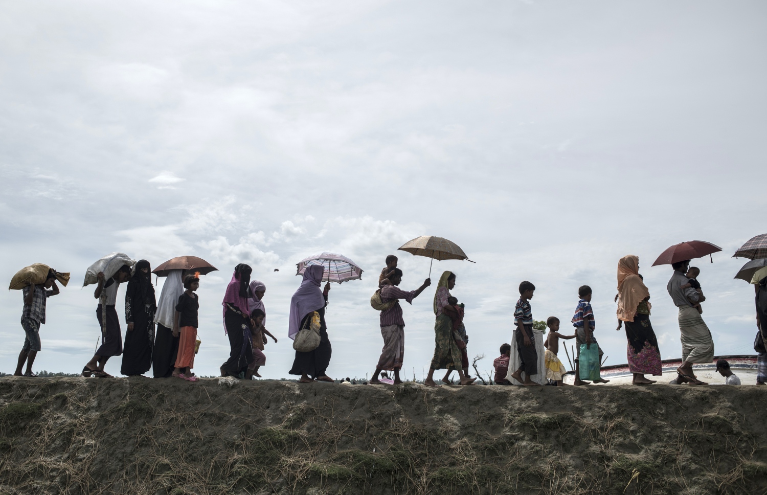 މިއަންމާ އިން ހިޖުރަކުރި ރެފިއުޖީންތަކެއް ބަންގްލަދޭޝްގެ ކޭމްޕަކާ ދިމާލަށް ދަނީ. --ފޮޓޯ:އޭއެފްޕީ