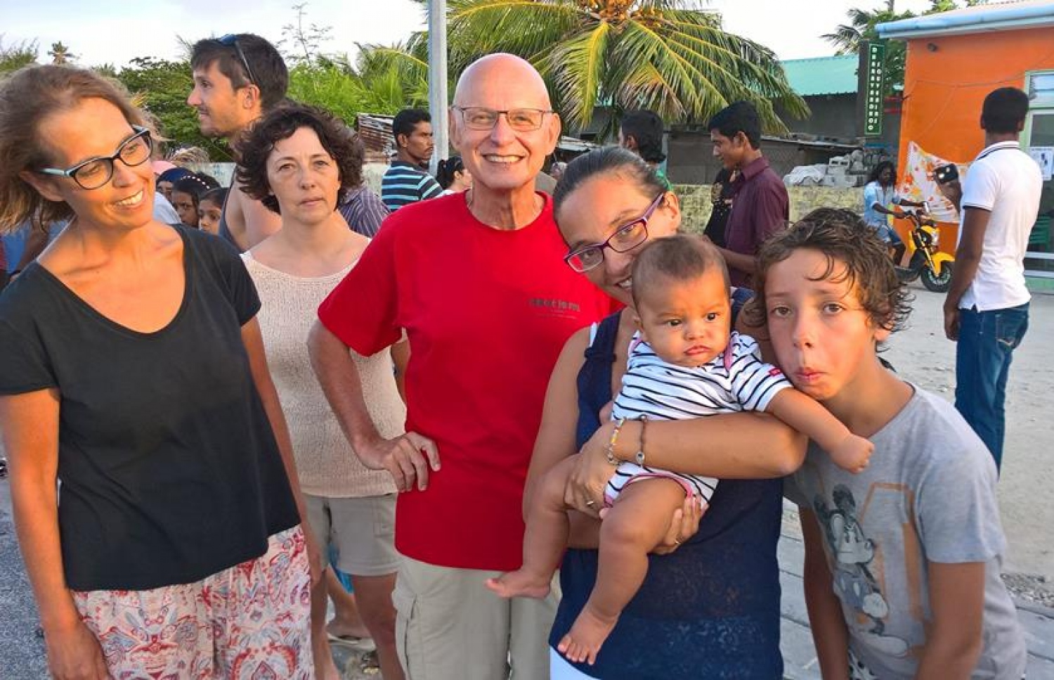 ޓޫރިސްޓުންތަކެއް ދަރަވަންދޫގައި: އެއާޕޯޓާ އެކު މި ރަށުގައި ޓޫރިޒަމް އަންނަނީ ފުޅާވަމުން --