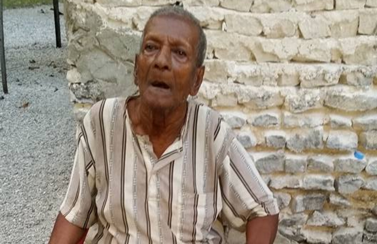 އަލިތަކުރު އުޅޭ ގެ ކައިރީ މަޑުކޮށްލައިގެން: އޭނާއަކީ ވާހަކަ ނުދެއްކޭ މީހެއް