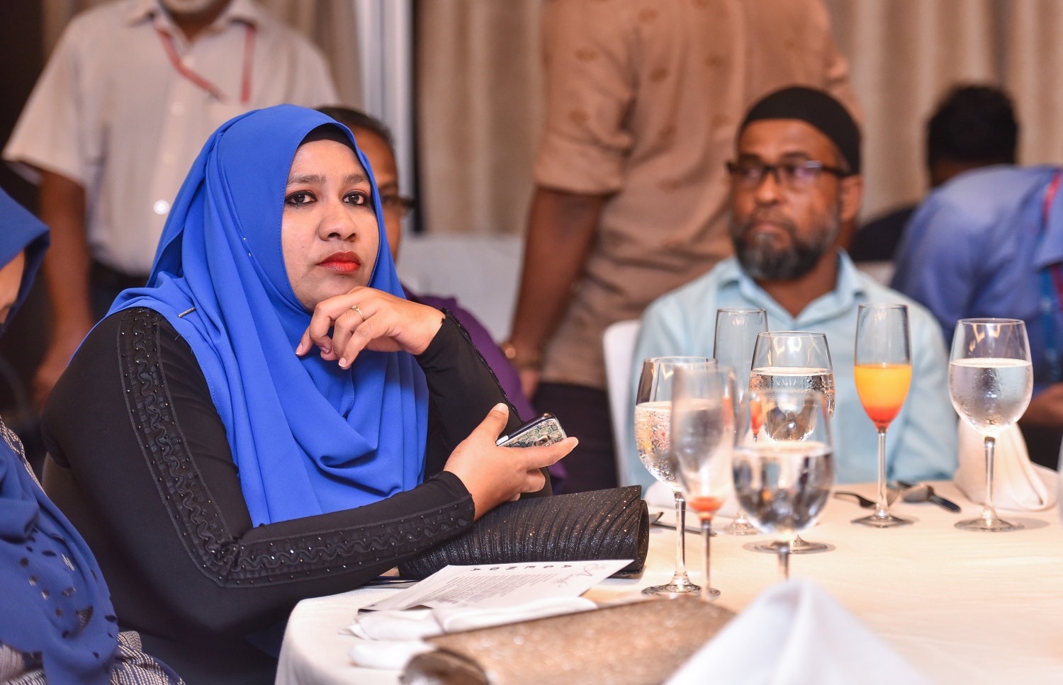 އޮކްޓޯބަރު 12، 2017- އެމްޓީސީސީގެ އެވޯޑް ނައިޓު ހަފުލާގެ ތެރެއިން: މި ހަފުލާގައި ވަނީ އެމްޓީސީސީ އަށް ދިގު މުއްދަތަކަށް ޚިދުމަތް ކުރި މުވައްޒަފުންގެ އިތުރުން އެ ކުންފުނިން ރިޓަޔާ ކުރި މުވައްޒަފުންގެ އަގުވަޒަން ކުރުމާ އެކު ހިއުމަން ރިސޯސް ޑިވެލޮޕްމަންޓް ޕްރޮގްރާމްގެ ދަށުން މަތީ ތައުލީމު ހާސިލްކުރުމުގެ ފުރުސަތު ހޯދި މުވައްޒަފުންނަށް ސްކޮލަޝިޕް ރަސްމީކޮށް ހަވާލުކޮށްފައި.---ފޮޓޯތައް: ހުސައިން ވަހީދު/މިހާރު