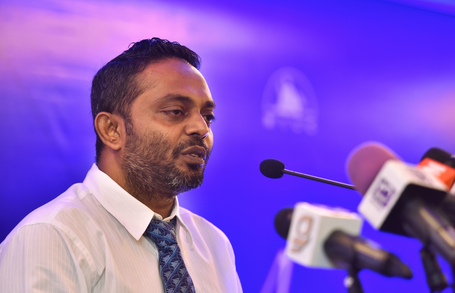 އޮކްޓޯބަރު 12، 2017- އެމްޓީސީސީގެ އެވޯޑް ނައިޓު ހަފުލާގެ ތެރެއިން: މި ހަފުލާގައި ވަނީ އެމްޓީސީސީ އަށް ދިގު މުއްދަތަކަށް ޚިދުމަތް ކުރި މުވައްޒަފުންގެ އިތުރުން އެ ކުންފުނިން ރިޓަޔާ ކުރި މުވައްޒަފުންގެ އަގުވަޒަން ކުރުމާ އެކު ހިއުމަން ރިސޯސް ޑިވެލޮޕްމަންޓް ޕްރޮގްރާމްގެ ދަށުން މަތީ ތައުލީމު ހާސިލްކުރުމުގެ ފުރުސަތު ހޯދި މުވައްޒަފުންނަށް ސްކޮލަޝިޕް ރަސްމީކޮށް ހަވާލުކޮށްފައި.---ފޮޓޯތައް: ހުސައިން ވަހީދު/މިހާރު