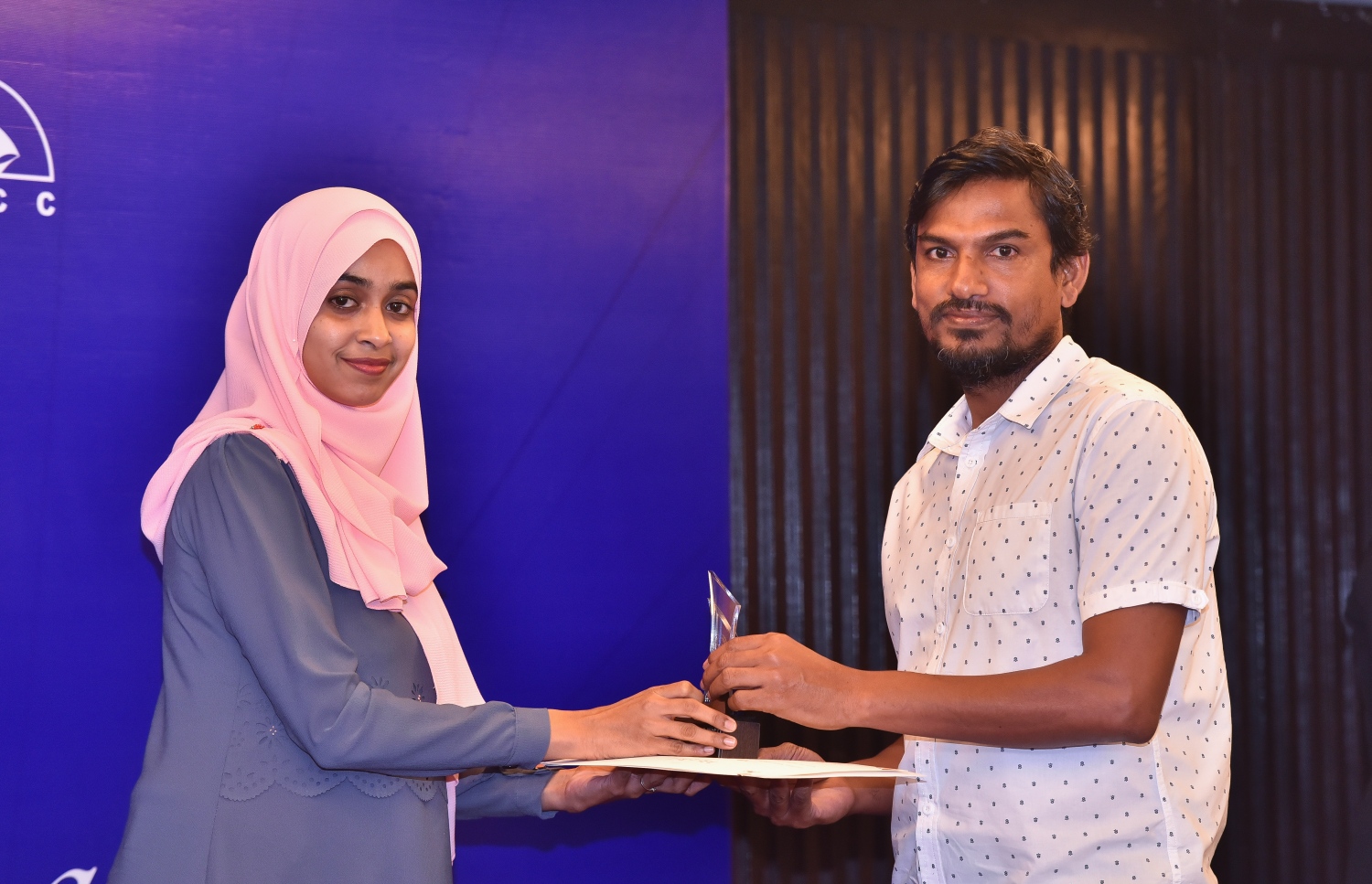 އޮކްޓޯބަރު 12، 2017- އެމްޓީސީސީ އެވޯޑް ނައިޓުގައި އެ ކުންފުނީގެ މުވައްޒަފަކަށް އިނާމު ދެނީ.---ފޮޓޯ: ހުސެއިން ވަހީދު/މިހާރު