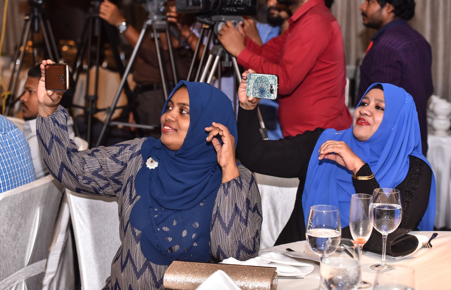 އޮކްޓޯބަރު 12، 2017- އެމްޓީސީސީ އެވޯޑް ނައިޓުގައި އެ ކުންފުނީގެ ދެ މުވައްޒަފަކު ސެލްފީއެއް ނަގަނީ.---ފޮޓޯ: ހުސެއިން ވަހީދު/މިހާރު