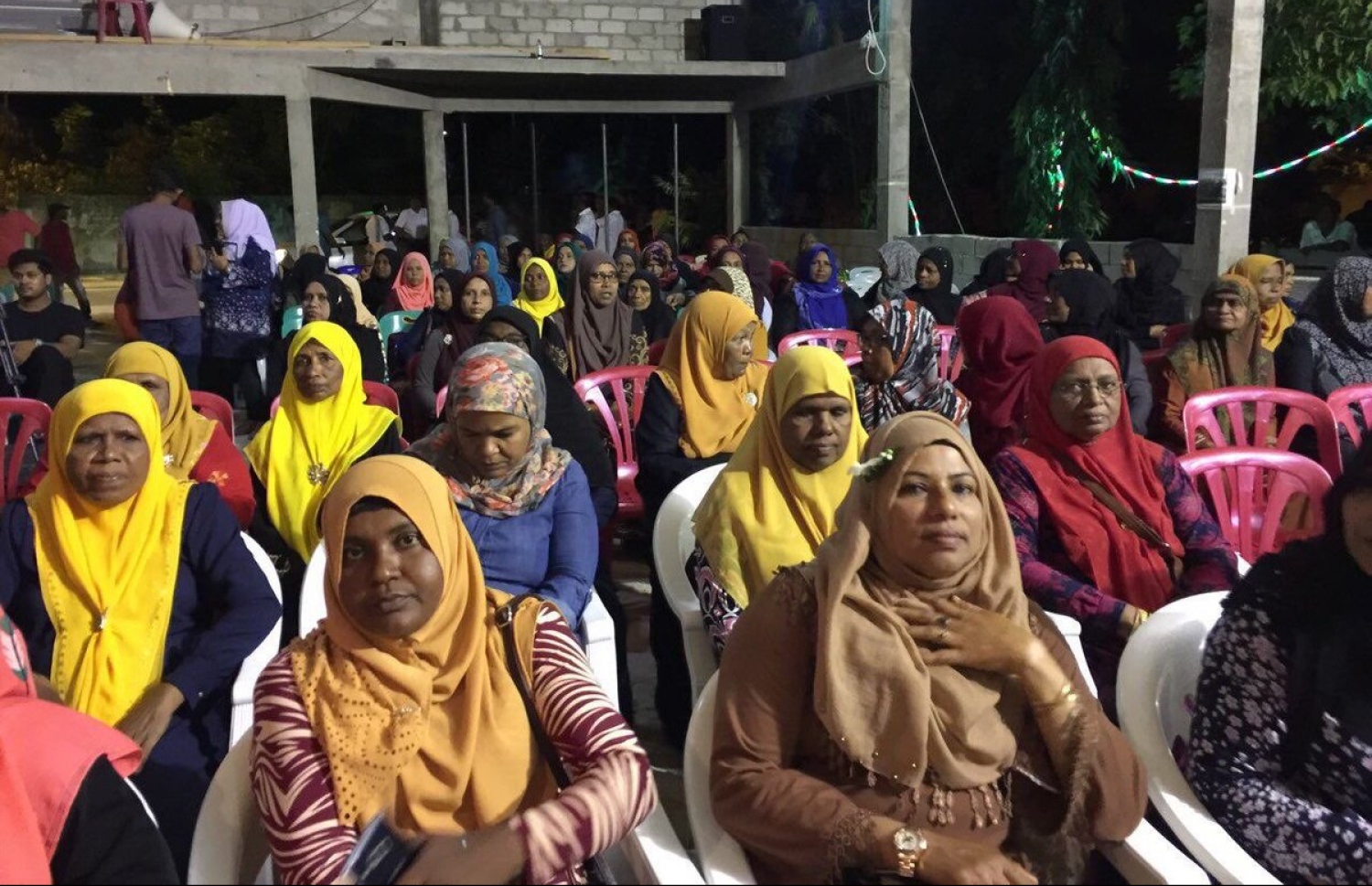 އިދިކޮޅު ޕާޓީތަކުން މިރޭ ހިތަދޫގައި ބޭއްވި ޖަލްސާގެ ތެރެއިން. ފޮޓޯ: އެމްޑީޕީ