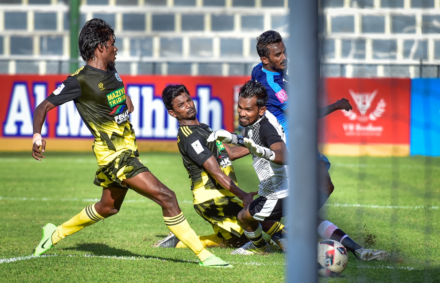 މިލަންދޫގެ ތިން ކުޅުންތެރިން ކައިރިން ސެންޓޭ ގޯލަށް ބޯޅަ ފޮނުވާލަނީ.-- ފޮޓޯ: ނިޝާން އަލީ/ މިހާރު