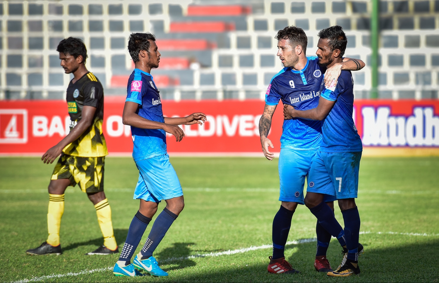 ލަނޑު ޖެހުމަށް ފަހު ނިއުގެ ކުޅުންތެރިން އުފާފާޅުކުރަނީ.-- ފޮޓޯ: ނިޝާން އަލީ/ މިހާރު